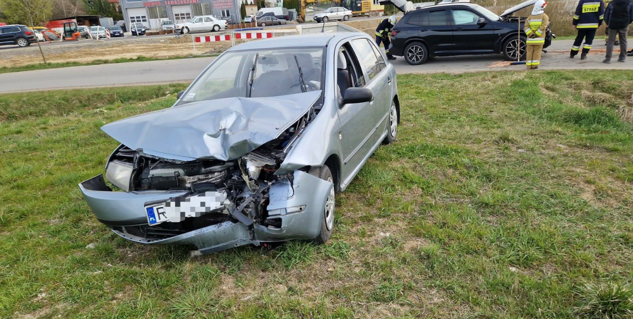 Groźne zderzenie w Dachnowie. Dwa auta rozbite