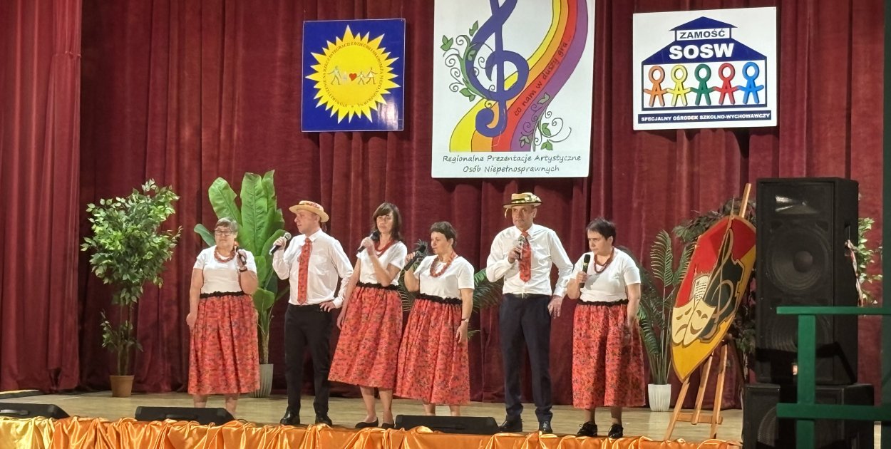 „Co nam w duszy gra…” – sztuka bez barier poruszyła serca w Zamościu