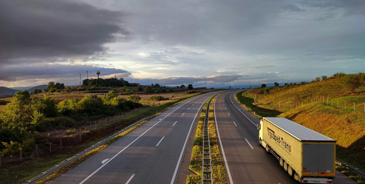 Dlaczego firmy transportowe potrzebują stałej obsługi prawnej