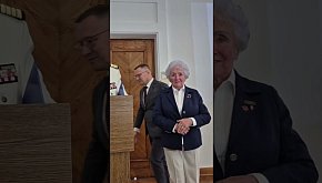 wręczenie krzyża „Pro Mari Nostro” Gąsiorowskiej