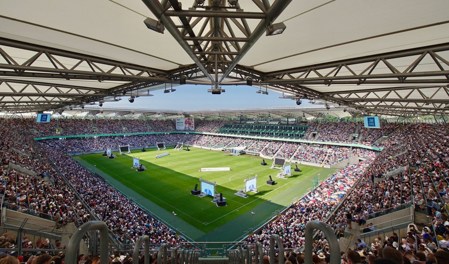 Kongresy Świadków Jehowy odbywają się na stadionach / fot. JW.ORG